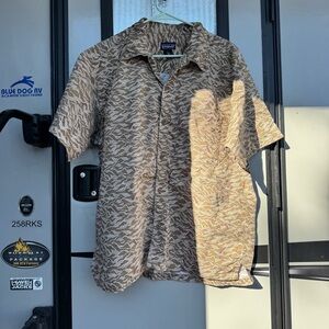 Men’s Patagonia fish swimming in water button down